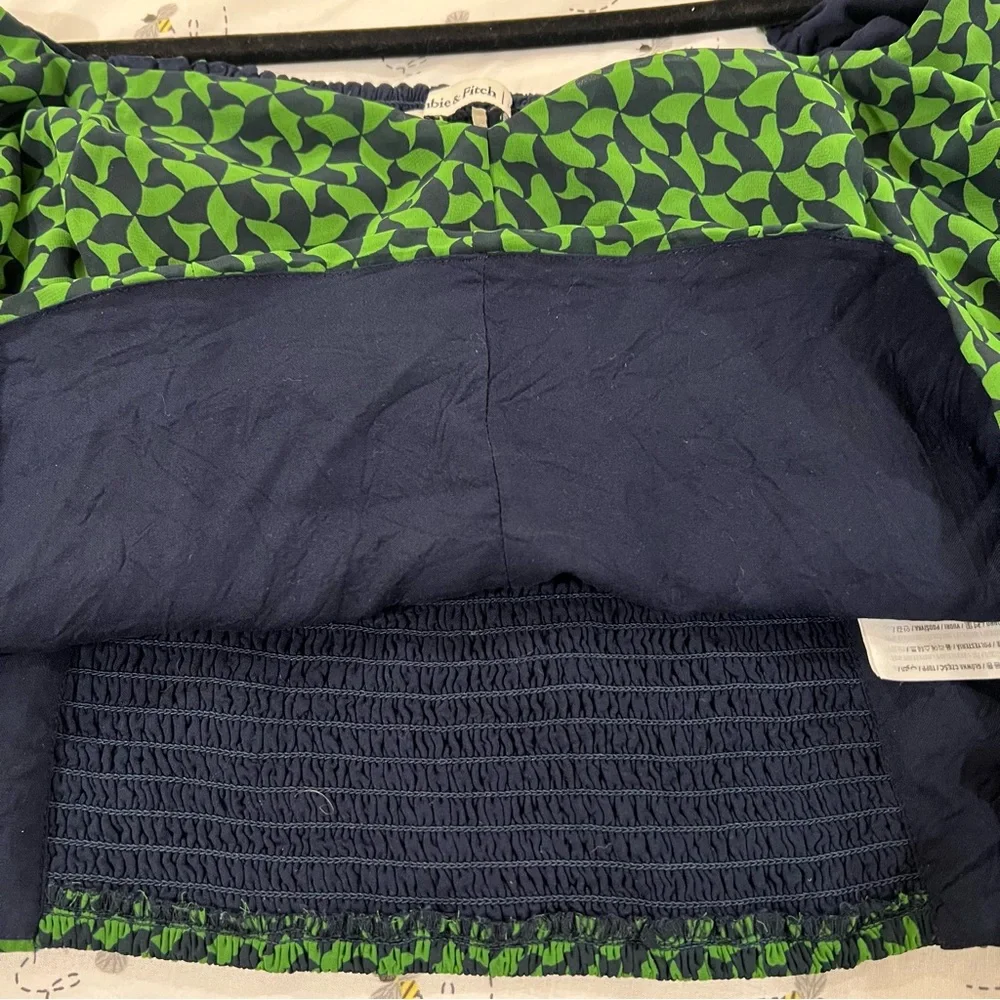 Abercrombie & Fitch Green Geometric Smocked Long Sleeve Crop Top - XL